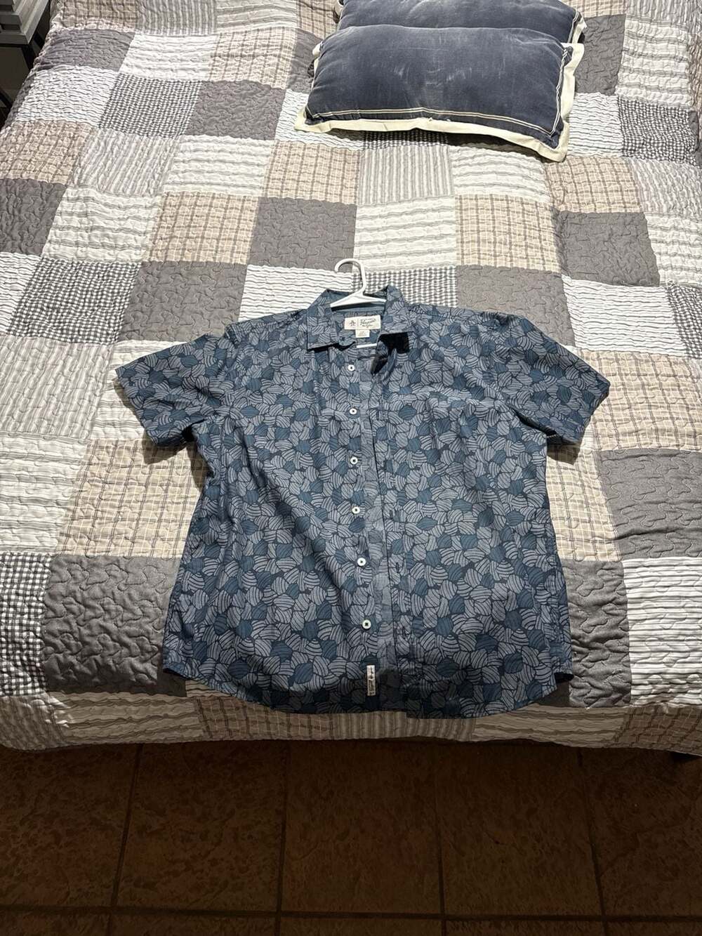 Original Penguin Munsingwear Men's Blue Geometric Shell Print Short Sleeve Butto